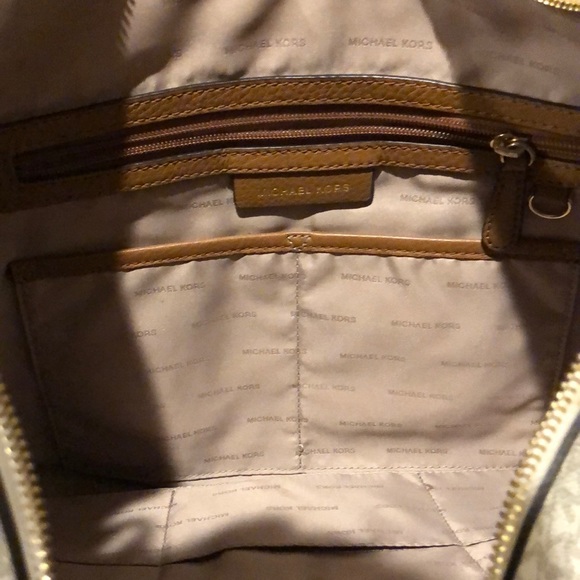 Michael Kors Signature Lydia Large Hobo Bag - Picture 5 of 7